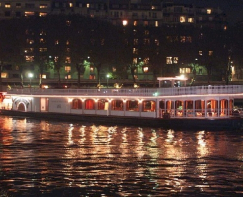 Le Bateau Mat2 en croisière sur la seine